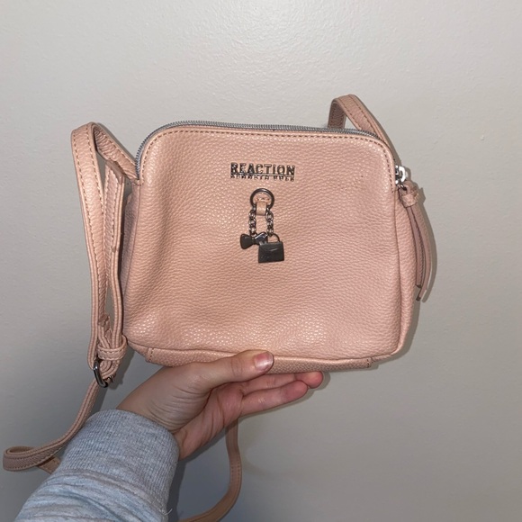 Reaction Kenneth Cole Small Crossbody 👜 - Picture 1 of 6